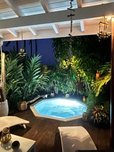 un jardin intérieur avec une piscine et des plantes dans l'établissement Indigo Palmes, à Sainte-Rose