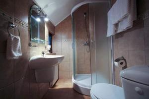 ein Badezimmer mit Dusche, Waschbecken und Toilette in der Unterkunft Pensiunea Tora in Vatra Dornei + 64 Fotos