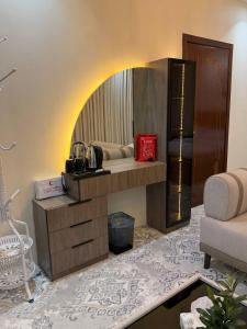 ein Wohnzimmer mit einer Theke und einem Spiegel in der Unterkunft استديو بسرير ماستر وجلسه جانبيه in Quai