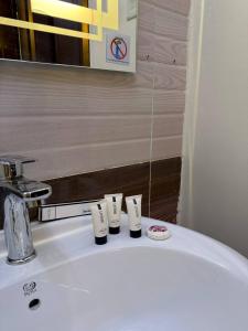 ein Waschbecken im Badezimmer mit drei Zahnbürsten darauf in der Unterkunft استديو بسرير ماستر وجلسه جانبيه in Quai + 13 Fotos