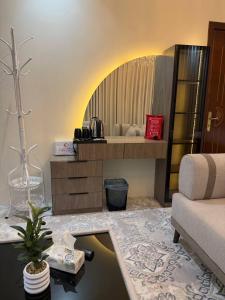 ein Wohnzimmer mit Sofa und Tisch in der Unterkunft استديو بسرير ماستر وجلسه جانبيه in Quai