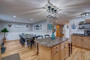 Nhà bếp/bếp nhỏ tại Lakefront • Fire Pit + Deck View • Private Balcony