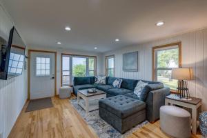 Khu vực ghế ngồi tại Lakefront • Fire Pit + Deck View • Private Balcony