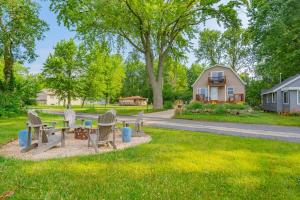 Vườn quanh Lakefront • Fire Pit + Deck View • Private Balcony