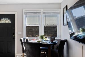 Televiisor ja/või meelelahutuskeskus majutusasutuses 3br Home 2 Baths Bonus Room, Minutes To Nyc