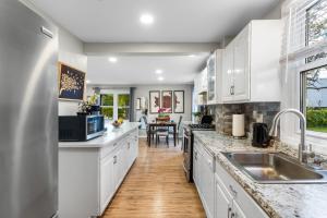 Köök või kööginurk majutusasutuses 4br Home Minutes To Nyc Time Square