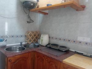 een keuken met een spoelbak en een aanrechtblad bij La Casita 18 in Ardales +14 foto's