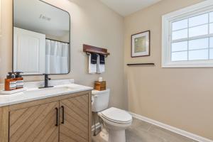 Vannituba majutusasutuses Skycrest Cabin - Mountain Views, Hot Tub, Sauna +49 fotot