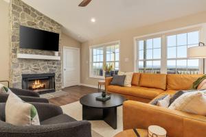 un salon avec des canapés et une cheminée dans l'établissement Skycrest Cabin - Mountain Views, Hot Tub, Sauna, à White Post
