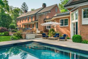 Bazén v ubytování Luxury Princeton Estate Pool, Hot Tub, Sleeps 20 nebo v jeho okolí