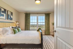 une chambre avec un lit et une grande fenêtre dans l'établissement Skycrest Cabin - Mountain Views, Hot Tub, Sauna, à White Post 49 autres photos