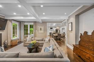 Posezení v ubytování Luxury Princeton Estate Pool, Hot Tub, Sleeps 20