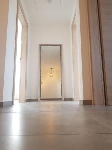 une pièce vide avec un miroir sur le mur dans l'établissement Ferienhaus Mit Privatem Pool In Ruhiger Lage, à Kaštel