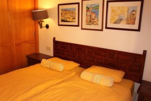 2 Einzelbetten in einem Schlafzimmer mit Bildern an der Wand in der Unterkunft Liebevoll eingerichtet, ruhiges Ferienapartment mit separatem Schlafzimmer in La Pared + 25 Fotos
