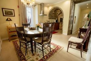 ein Esszimmer mit Tisch und Stühlen in der Unterkunft Ferienhaus für 4 Personen ca 120 qm in Algarvia, Azoren Sao Miguel in Algarvia