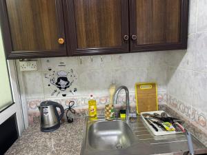 Una encimera de cocina con un fregadero y un fregadero. en Remas Studio, en Abu Dabi