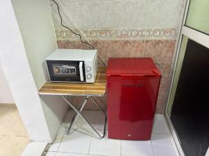 un microondas sentado en una mesa junto a un cubo de basura en Remas Studio, en Abu Dabi