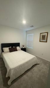 Un dormitorio con una cama grande en una habitación blanca. en new and beateful house, en Hockley