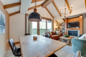 ein Wohnzimmer mit Tisch und Couch in der Unterkunft Luxe Cle Elum Condo with Mtn Views, Pool and Hot Tub in Roslyn