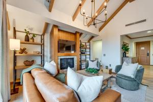 ein Wohnzimmer mit Couch und Kamin in der Unterkunft Luxe Cle Elum Condo with Mtn Views, Pool and Hot Tub in Roslyn