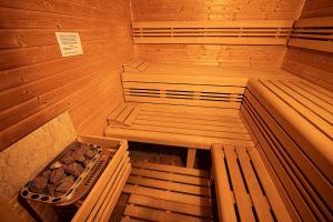 an overhead view of a wooden sauna with benches at Aparthotel Mádr in Modrava
