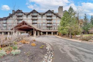 ein großes Gebäude mit einer Straße davor in der Unterkunft Luxe Cle Elum Condo with Mtn Views, Pool and Hot Tub in Roslyn