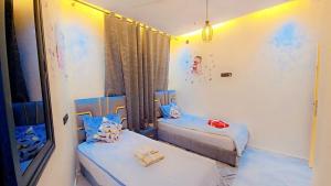 a room with two beds and a mirror at Luxuriöse Wohnung in Fez in Fez