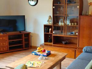 Televiisor ja/või meelelahutuskeskus majutusasutuses Holiday Home in Birresborn with balcony