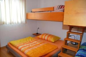 Un dormitorio con una litera y una escalera. en Familie Frei, en Bever