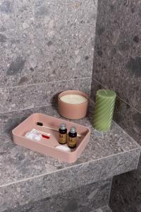 Ein Tablett mit zwei Farbflaschen auf einer Theke in der Unterkunft Tenuta Tommasi - Relais Bacco in Caorle