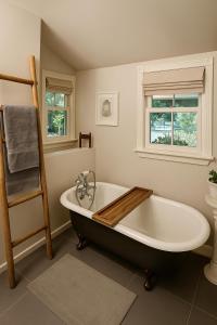 Koupelna v ubytování Gingerbird Art Suite