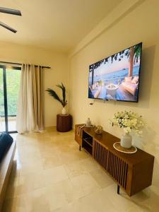 Puerto PlataMarien Residences 222 Gardenview Condo的客厅墙上有一台平板电视