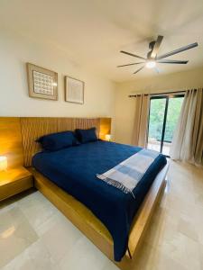 Puerto PlataMarien Residences 222 Gardenview Condo的一间卧室，里面有一张床和一个吊扇 更多47张照片