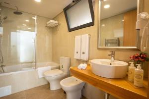 ein Badezimmer mit Waschbecken, Toilette und Spiegel in der Unterkunft Ferienhaus für 2 Personen ca 50 qm in Algarvia, Azoren Sao Miguel in Algarvia