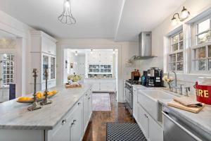 Η κουζίνα ή μικρή κουζίνα στο "Broadway Hideaway" by Roxy Rentals