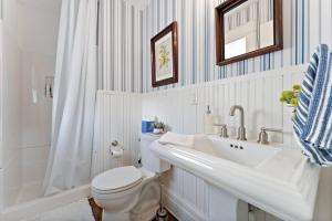 Ένα μπάνιο στο "Broadway Hideaway" by Roxy Rentals +47 φωτογραφίες