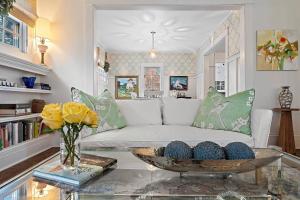 Χώρος καθιστικού στο "Broadway Hideaway" by Roxy Rentals