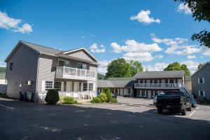 Galeriebild der Unterkunft The Adirondack Retreat Inn & Suites in Lake George
