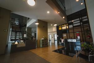 eine Lobby eines Gebäudes mit Menschen darin in der Unterkunft 72Hub Apartments By Jalo in Bogotá + 60 Fotos
