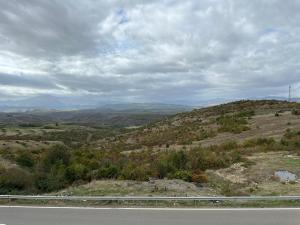 una vista de una montaña con una carretera en el primer plano en Shatri Hotel, en Krumë