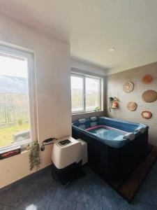 Postel nebo postele na pokoji v ubytování AMAZING view, privacy and comfort - SPA Villa Krasi