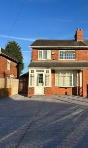 une maison en briques avec une porte blanche dans une rue dans l'établissement Blackthorne House, à Birmingham