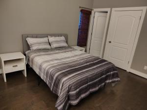 En eller flere senge i et værelse på Queens View Residence