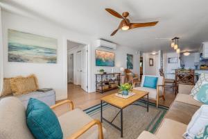 Χώρος καθιστικού στο Lauloa 105 · LOA 105 2BD OceanFront Getaway w AC Pool