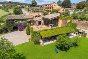 uma vista aérea de uma casa com quintal em Mas Darovie em Foixá