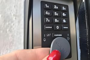 une personne tenant une télécommande dans un télécopieur dans l'établissement Quarto com Anfitrião RJ, à Rio de Janeiro 92 autres photos