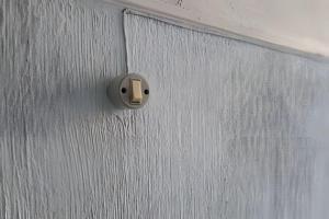 une poignée de porte en métal sur une porte grise dans l'établissement Quarto com Anfitrião RJ, à Rio de Janeiro