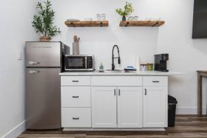 Una cocina o cocineta en Ryann's King Suite near Majestic Yosemite