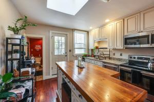 Η κουζίνα ή μικρή κουζίνα στο Historic 3-Story Fells Point Rowhouse with Backyard!