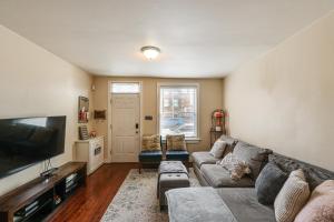 Μια τηλεόραση ή/και κέντρο ψυχαγωγίας στο Historic 3-Story Fells Point Rowhouse with Backyard!